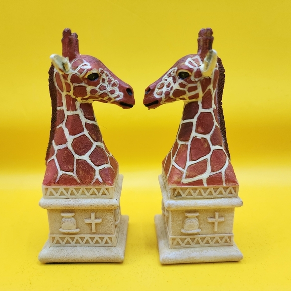 2 Wild Animals of Africa Giraffes White Chess Replacement Pieces Ben Homer 2002 - Picture 4 of 8
